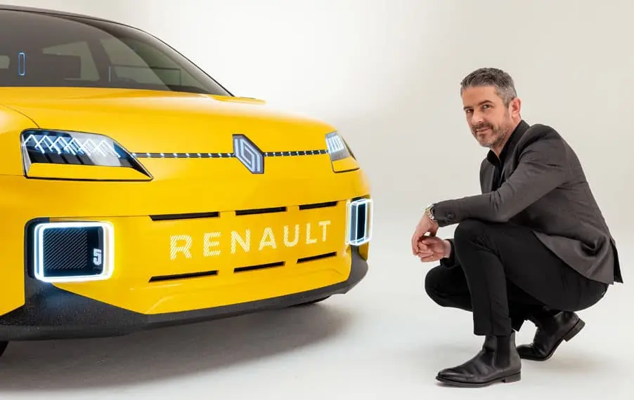 Director-Diseno-Renault-Gilles-Vidal_junto-Renault-5_nuevo-logo