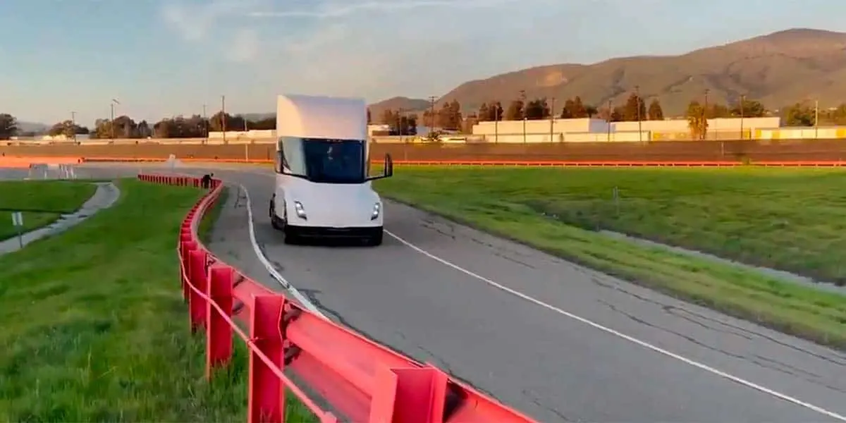 Foto del cami&oacute;n el&eacute;ctrico Tesla Semi en la pista de pruebas