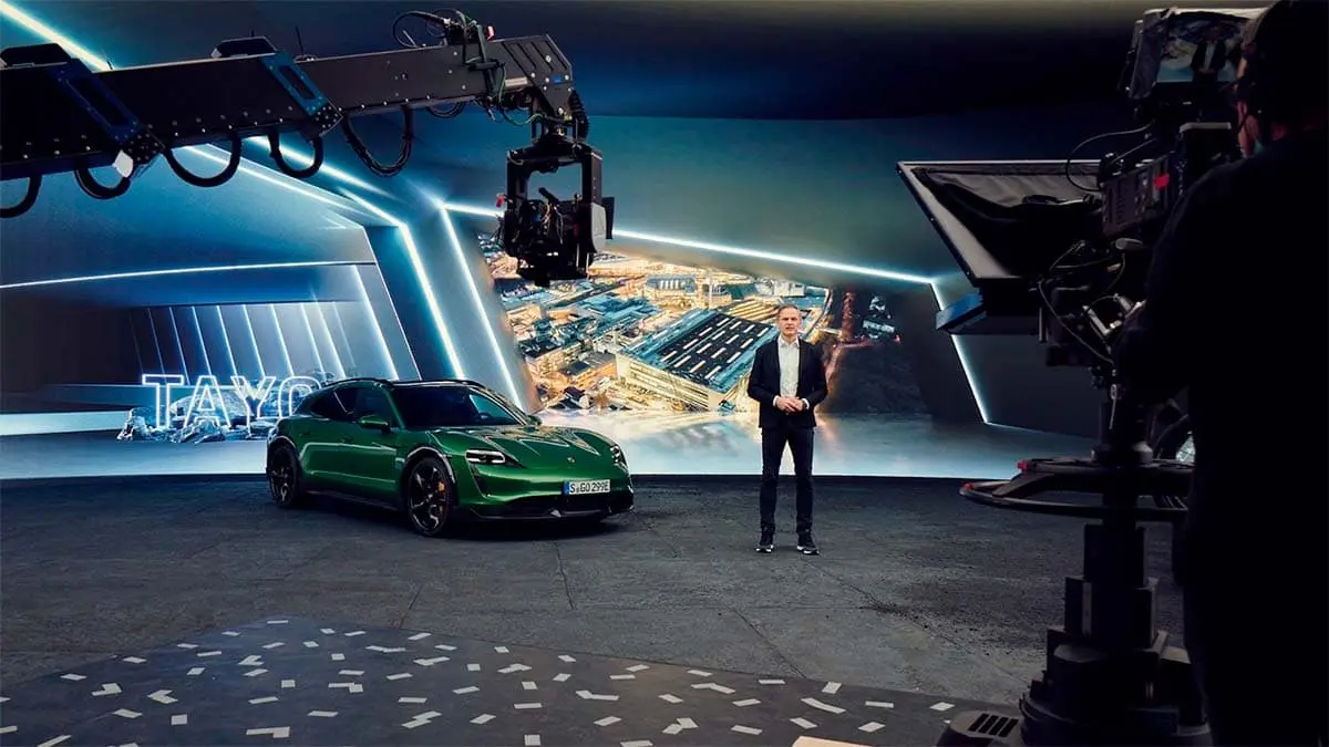 Oliver Blume, CEO de Porsche, presentando el Porsche Taycan Cross Turismo