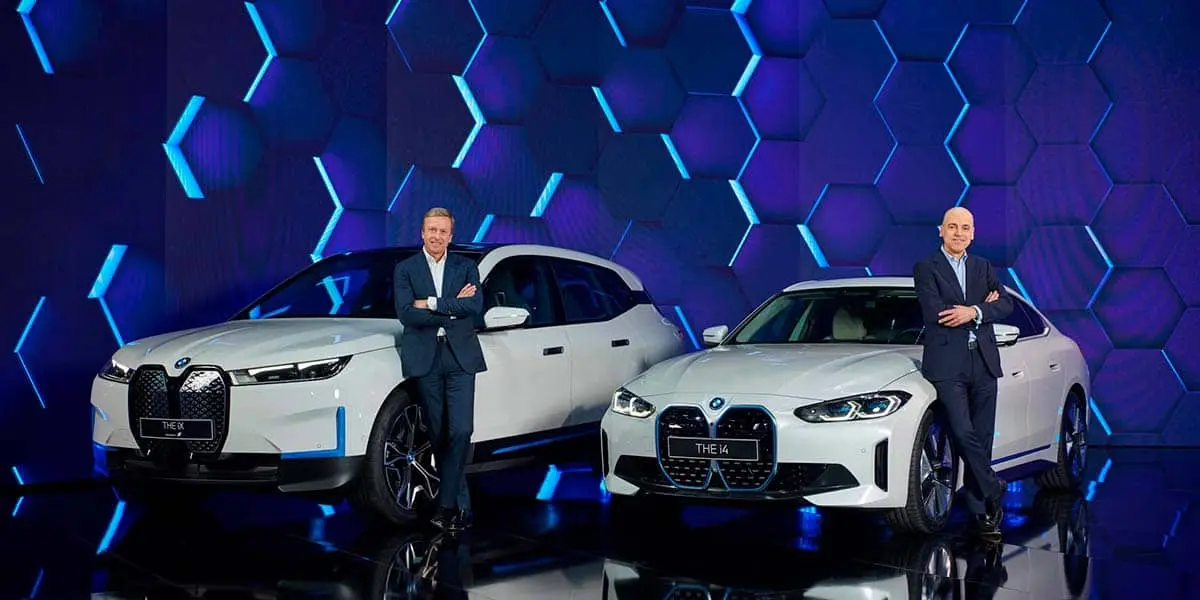 Foto del BMW iX y el BMW i4 en la conferencia anual de BMW