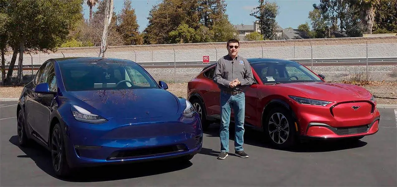 Foto de un Ford Mustang Mach-E y un Tesla Model Y