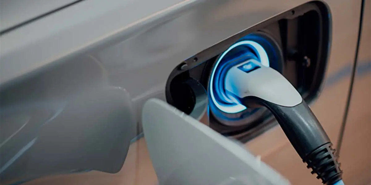 Coche el&eacute;ctrico cargando en un punto de carga