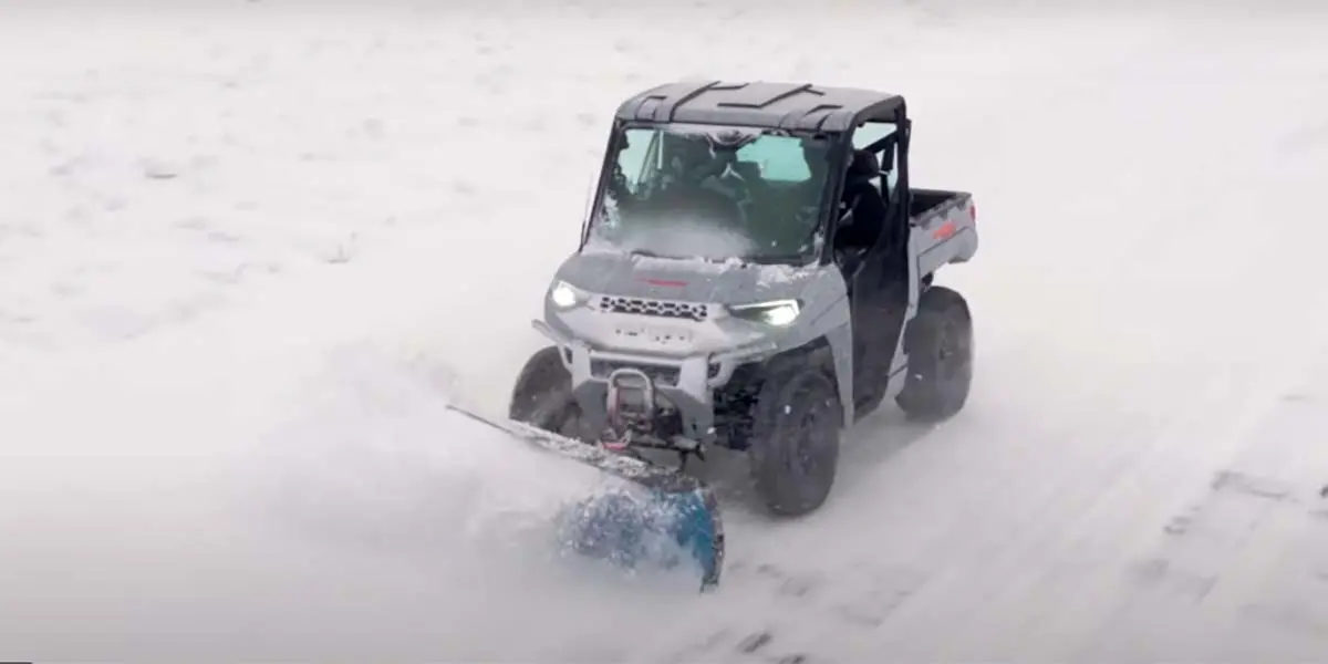 Foto del Polaris Ranger EV en la nieve