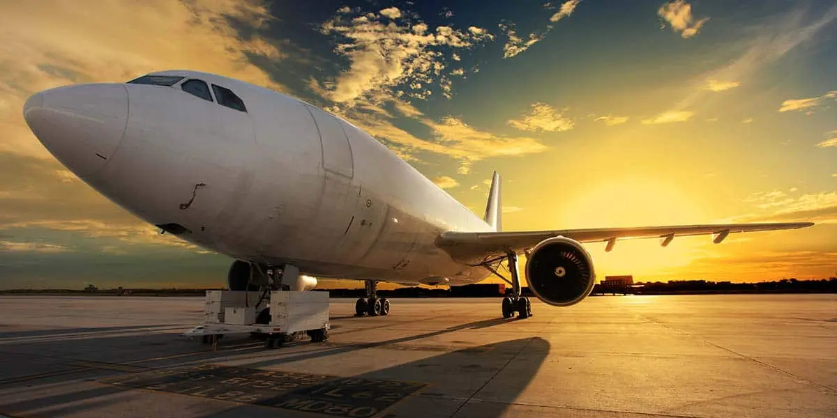 Foto de un avi&oacute;n al atardecer