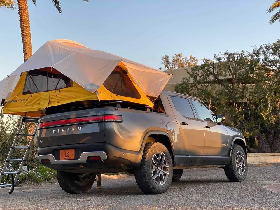 Pickup-Rivian-R1T-tienda-asociacion-Yakima