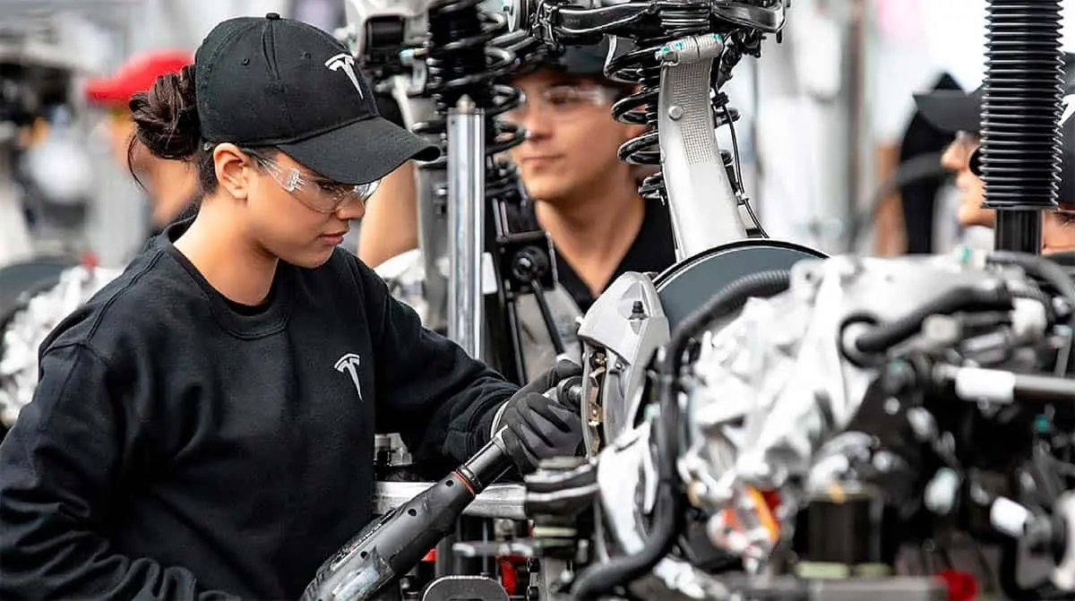 Trabajadora de Tesla en la Gigafactory (f&aacute;brica)