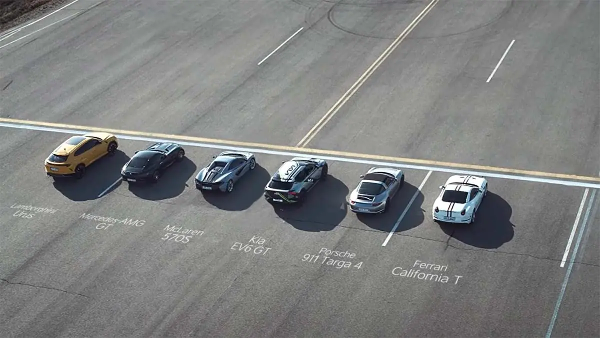 Foto de la carrera del KIA EV6 frente a otros coches deportivos