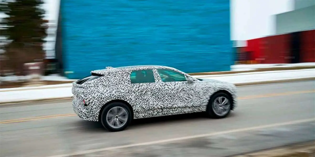 Foto del Cadillac LYRIQ realizando las primeras pruebas de carretera