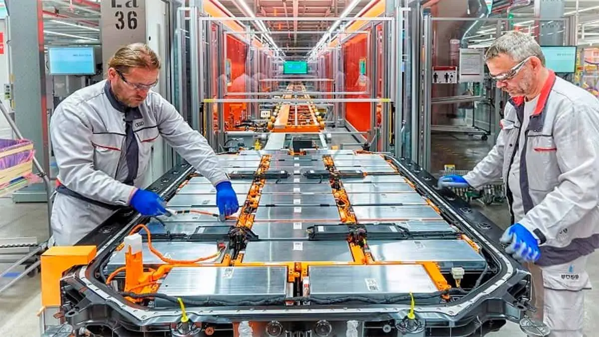 Foto de una parte del proceso del montaje de una bater&iacute;a para coche el&eacute;ctrico.