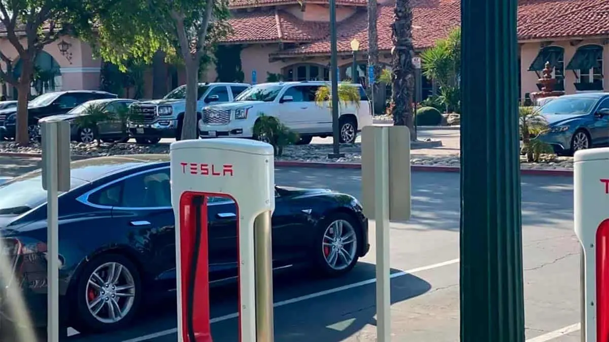 Foto de la estaci&oacute;n de carga Supercharger de Tesla en Harris Ranch (California)