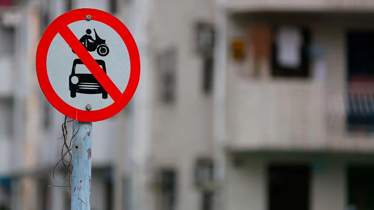 Se&ntilde;al de prohibido para coches y motos