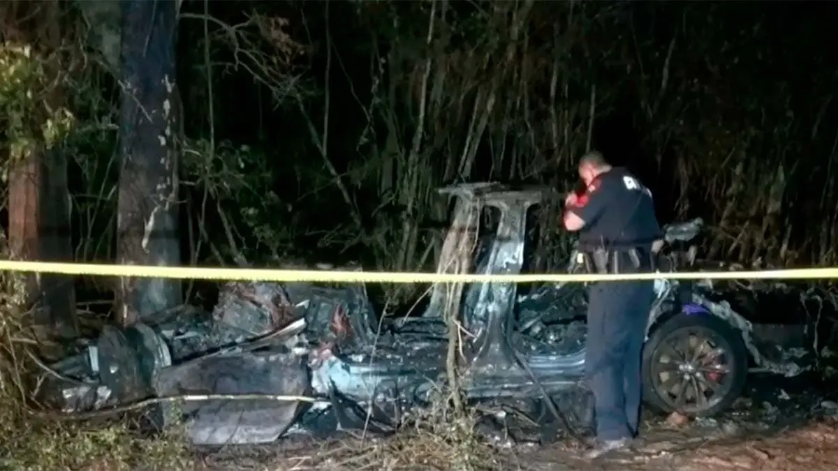 Accidente de un Tesla Model S contra un &aacute;rbol en Estados Unidos