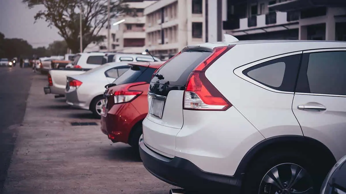 Varios coches aparcados