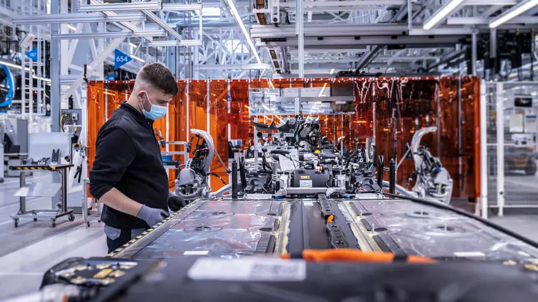 In der Factory 56 im Mercedes-Benz Werk Sindelfingen ist die Fertigung der Elektro-Limousine EQS gestartet &ndash; flexibel, digital, effizient und nachhaltig. 

Production of the EQS electric saloon started at Factory 56 in the Mercedes-Benz Sindelfingen plant &ndash; flexible, digital, efficient and sustainable.