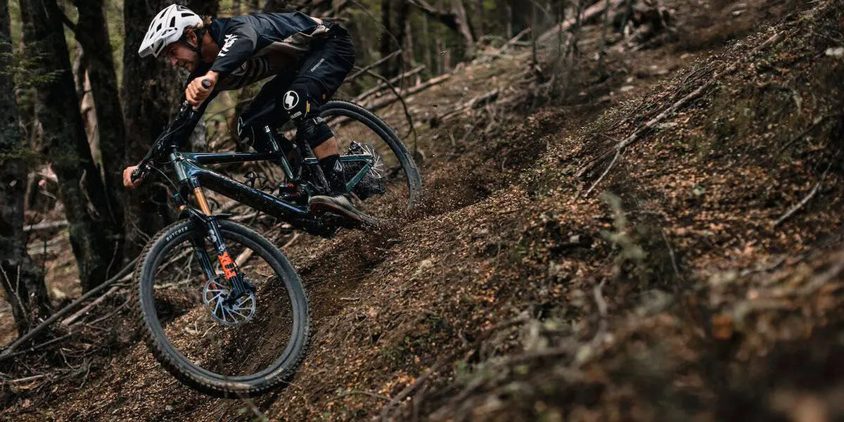 Specialized-Kenevo-SL_bicicleta-electrica-MTB_descenso