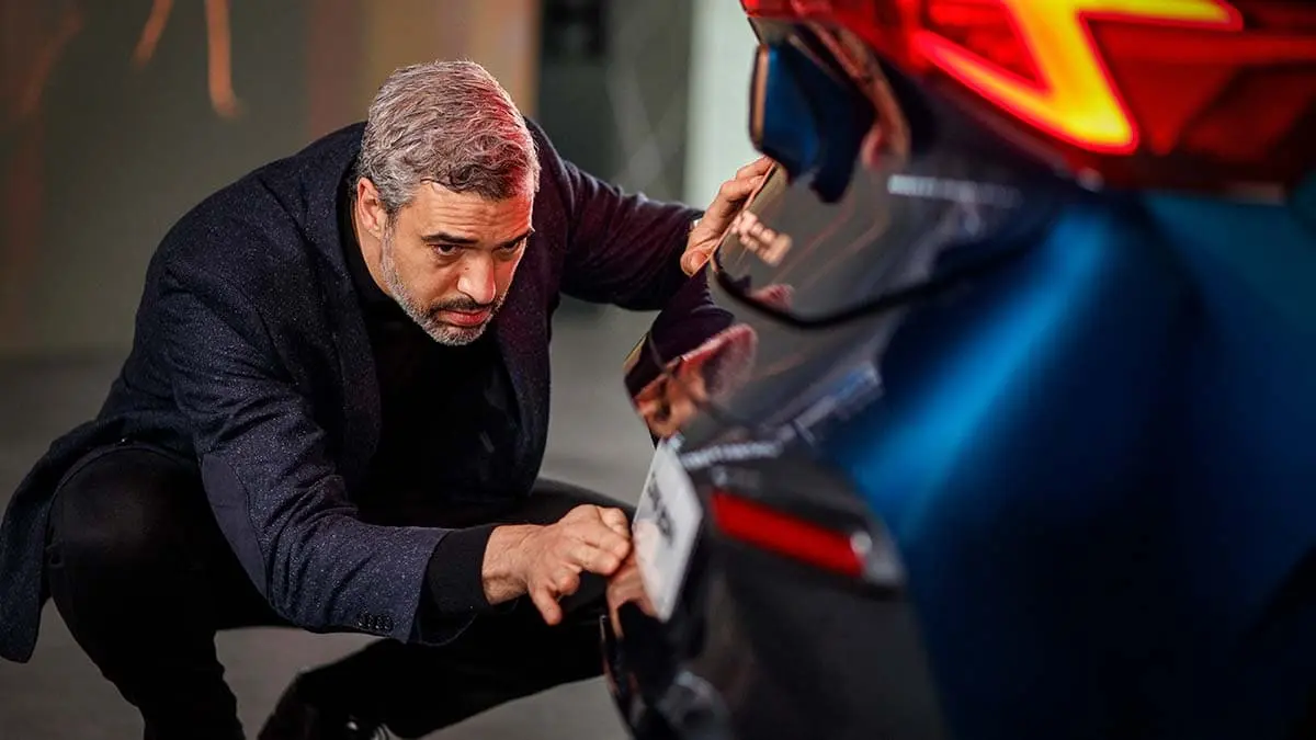 Foto del dise&ntilde;ador Jorge Diez de CUPRA junto al CUPRA Born