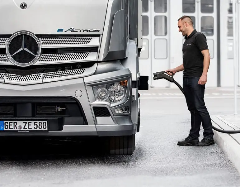 Carga-camion-electrico-Mercedes-Benz-Trucks