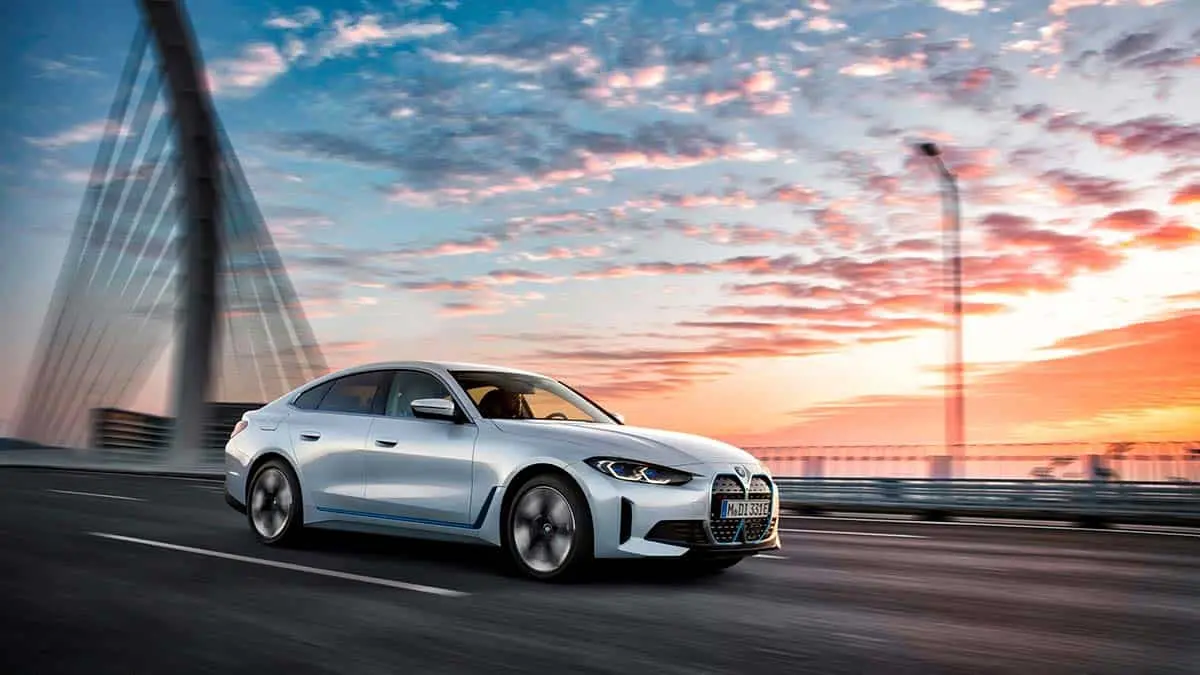 Foto del BMW i4 en color blanco, berlina el&eacute;ctrica