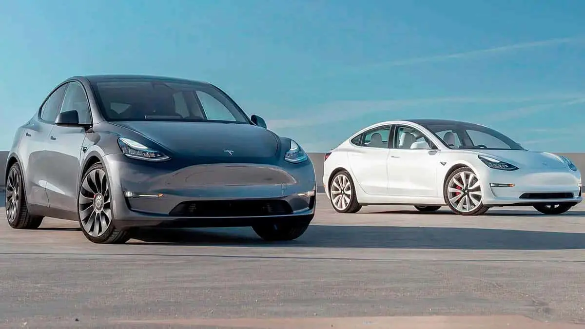 Foto de un Tesla Model 3 y de un Tesla Model Y