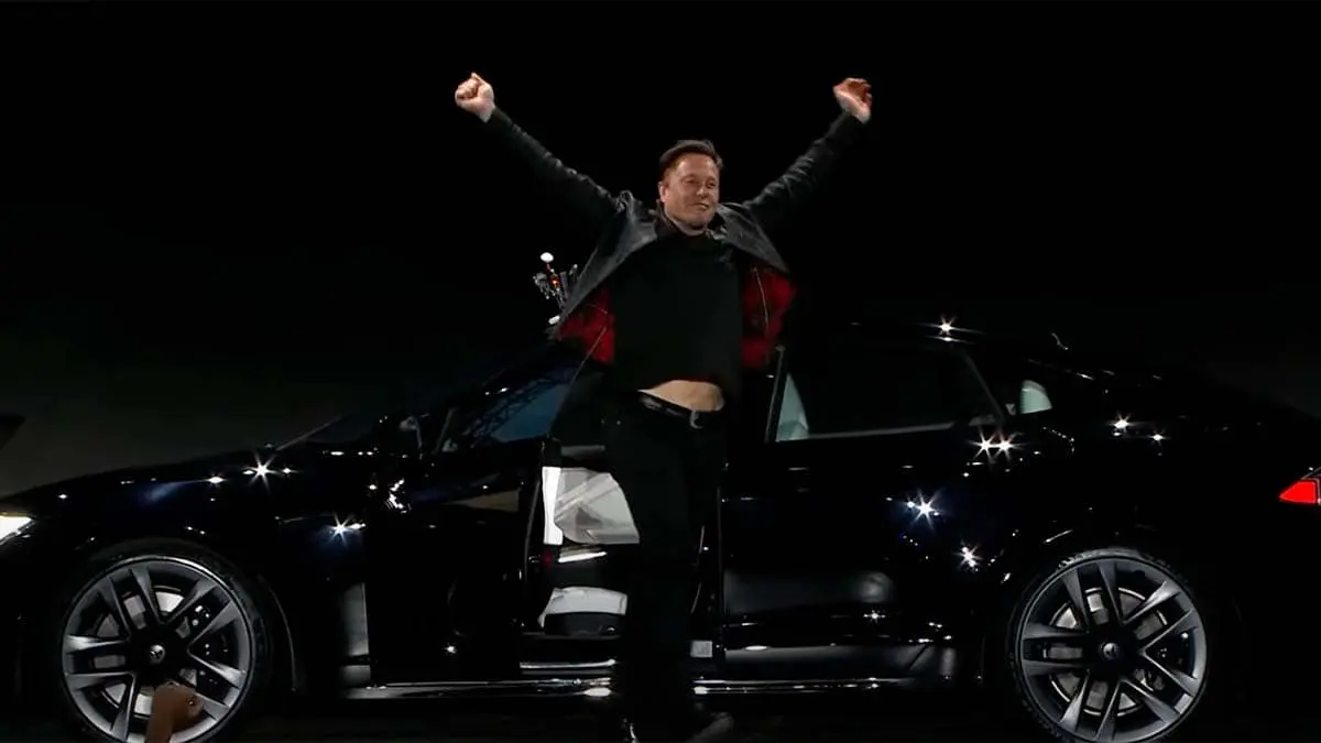 Foto de Elon Musk saliendo del Tesla Model S Plaid en la presentaci&oacute;n