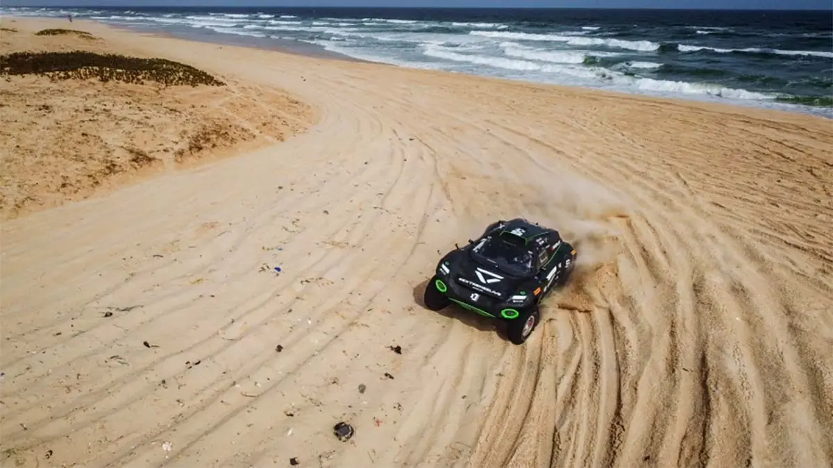 Foto del todoterreno Extreme-E por la playa