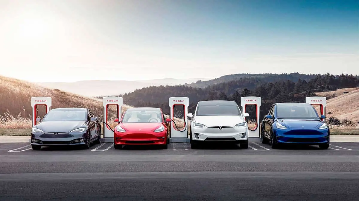 Foto de un Model S, Model X, Model 3 y Model Y cargando en un Supercharger