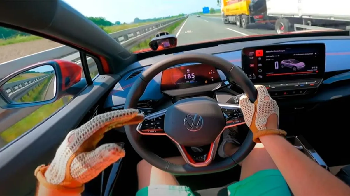 Foto de un Volkswagen ID.4 GTX en una autobahn alemana a su velocidad m&aacute;xima