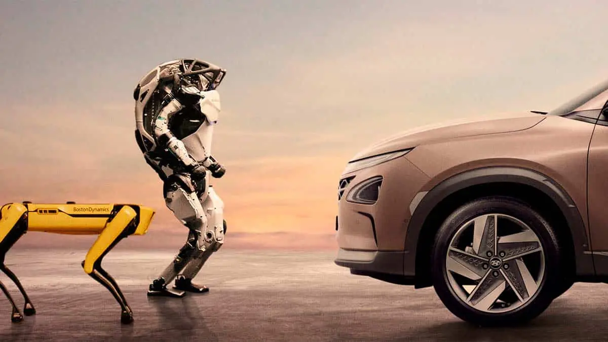 Robots de Boston Dynamics junto a un coche de Hyundai