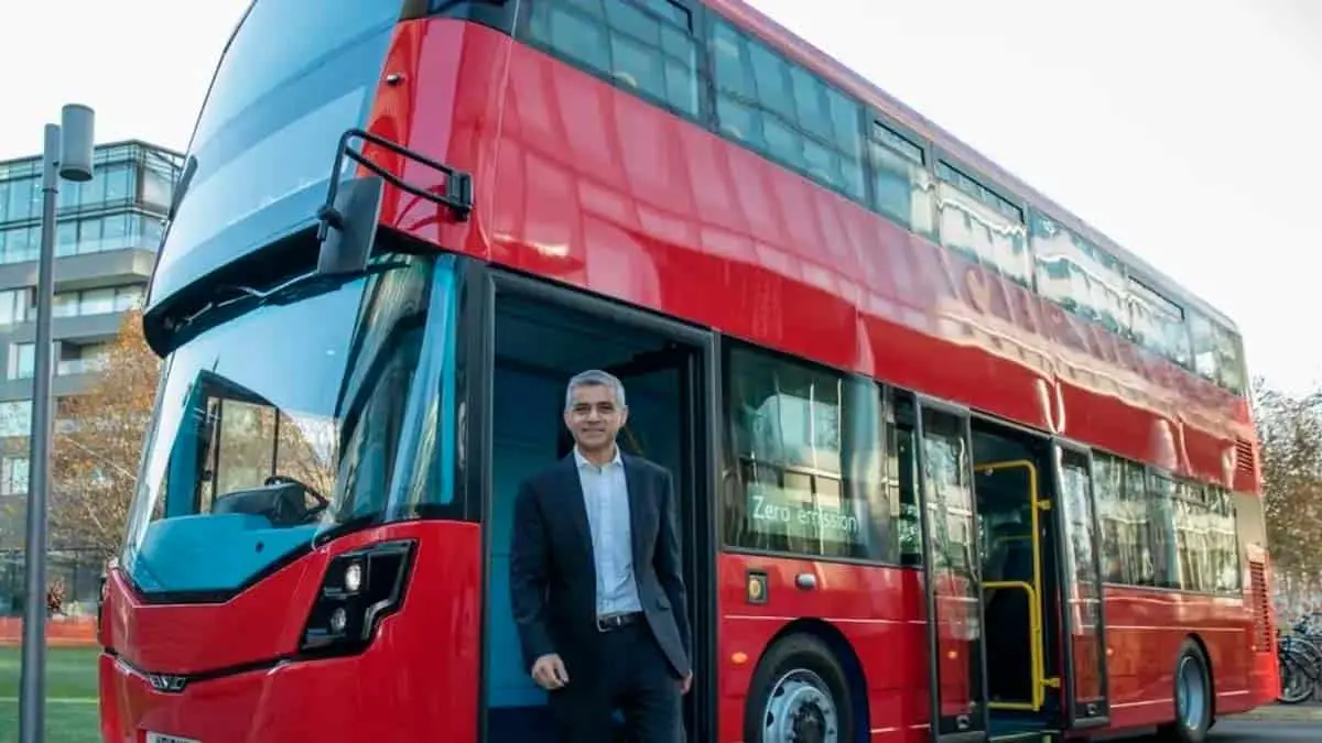 Foto del alcalde de Londres presentando un nuevo autob&uacute;s de hidr&oacute;geno de dos pisos