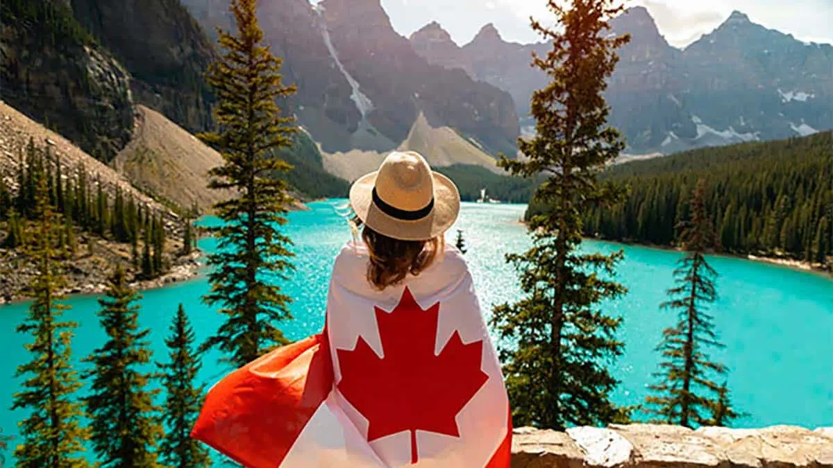 Foto de una chica con la bandera de Canad&aacute;