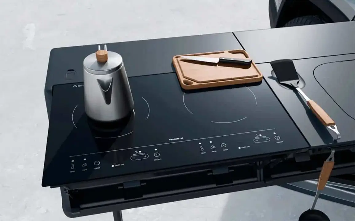 Foto de la cocina integrada en la pickup Rivian R1T