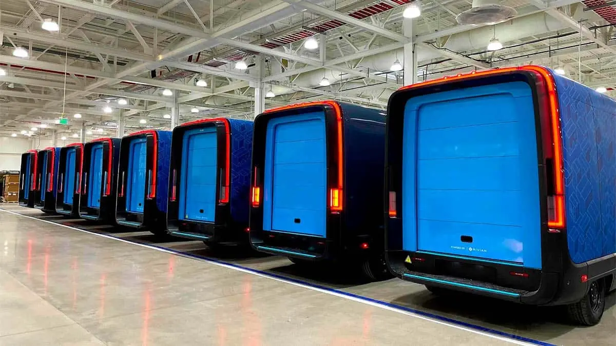 Foto de varias furgonetas el&eacute;ctricas de Rivian para ser entregadas a Amazon