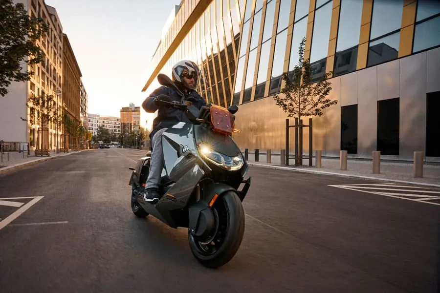 BMW-CE-04_curva
