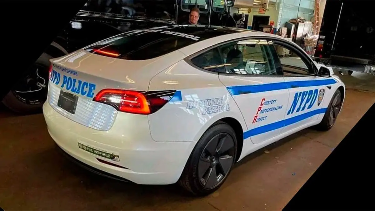 Foto de un Tesla Model 3 adaptado para ser coche de polic&iacute;a en Nueva York