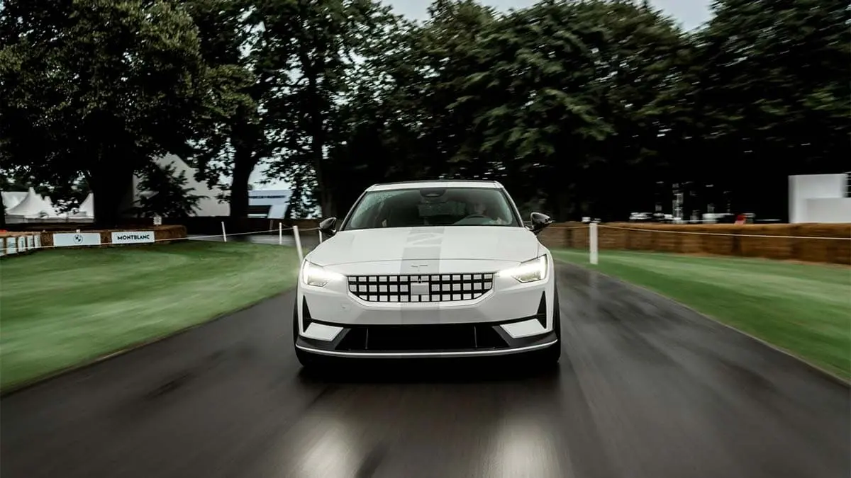 Foto del Polestar 2 modificado para el festival de velocidad de Goodwood