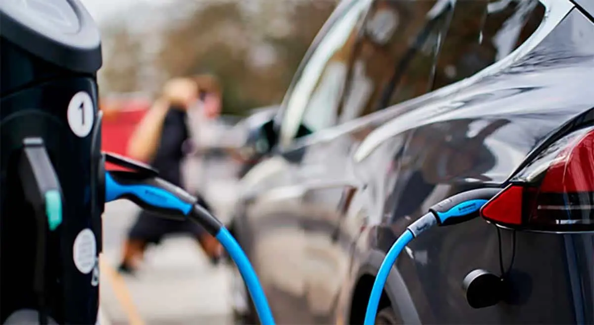 Foto de dos coches el&eacute;ctricos cargando en la calle