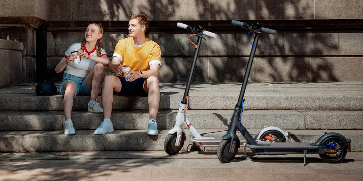Nuevo-patinete-electrico-Xiaomi-Mi-Electric-Scooter-3_negro-gris_estacionados