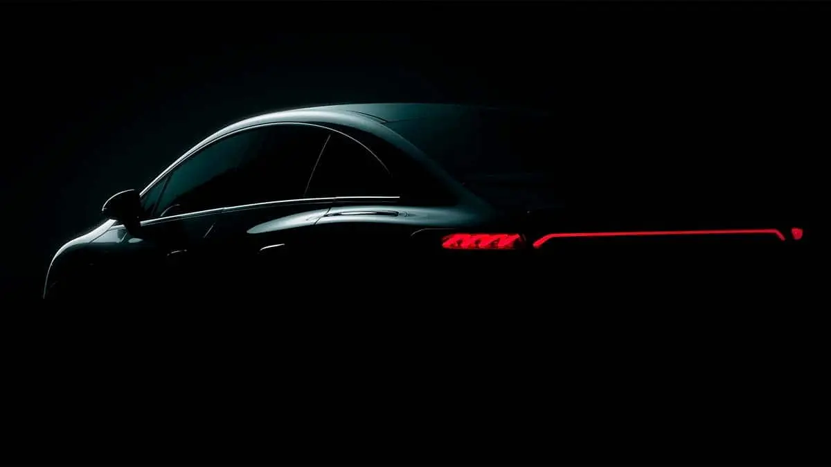 Foto trasera de la silueta del nuevo Mercedes-Benz EQE