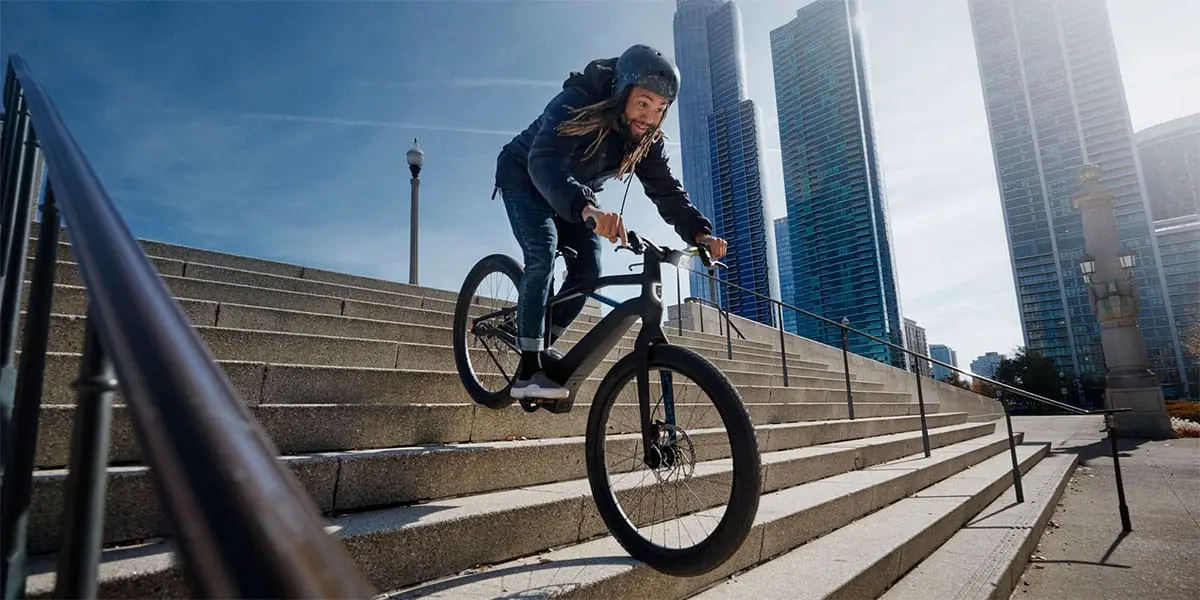 Bicicleta-electrica-Serial-1-Harley-Davidson_escaleras