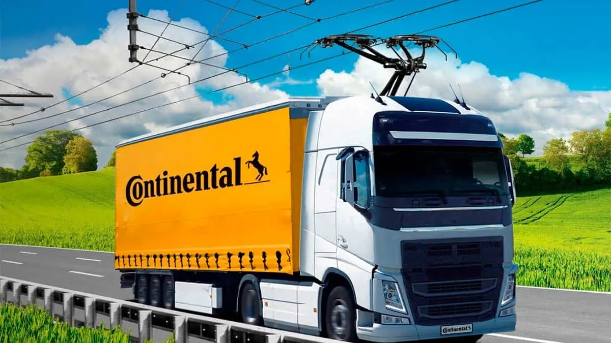 Foto de un cami&oacute;n circulando por una autopista el&eacute;ctrica