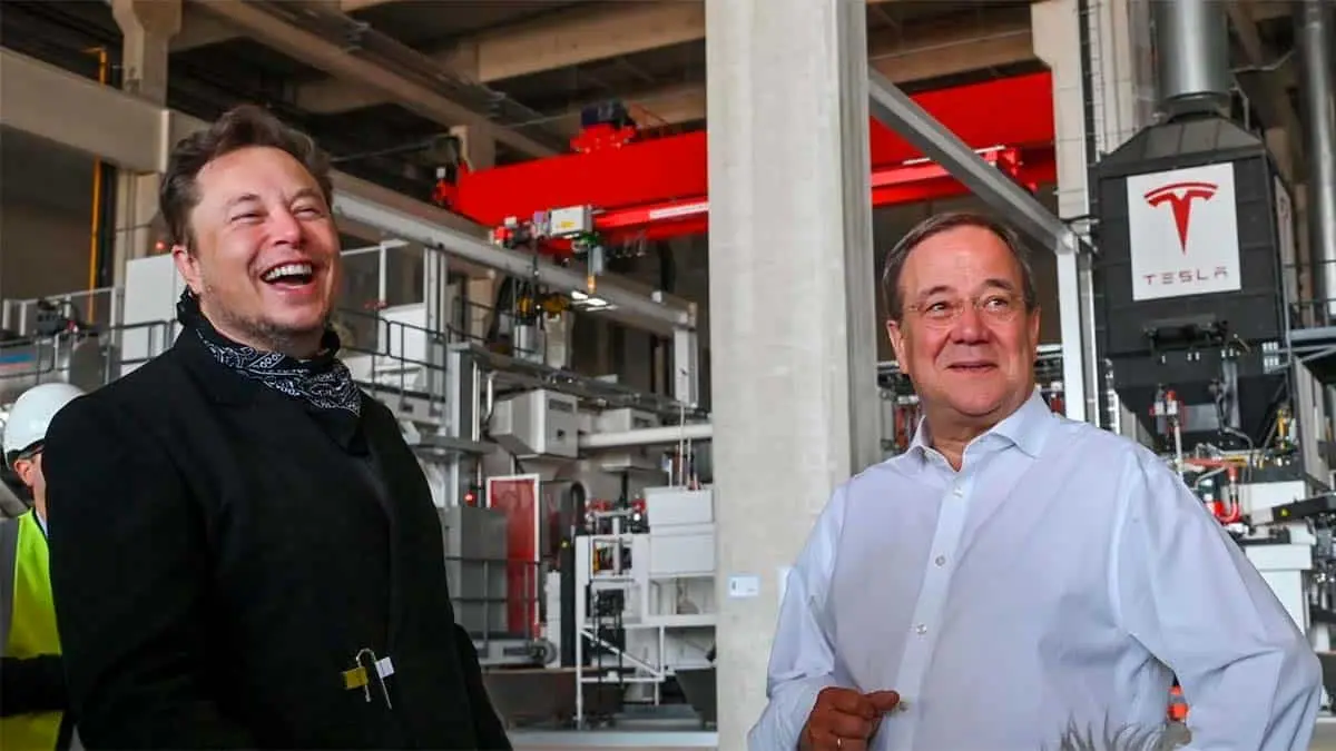 Elon Musk visitando la Gigafactory de Berl&iacute;n 