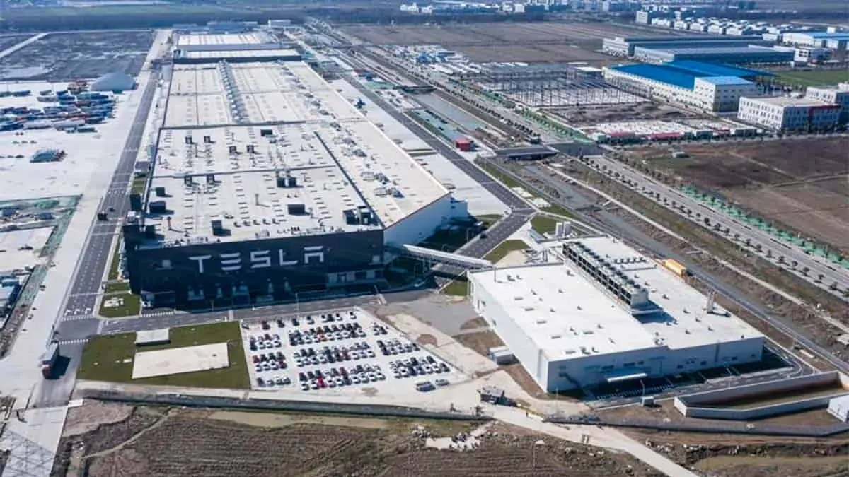 Foto exterior de la Gigafactory de Tesla en Shanghai - China