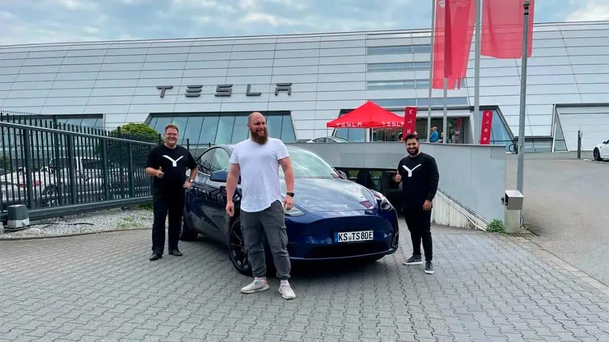 Foto de la primera entrega del Tesla Model Y en Europa