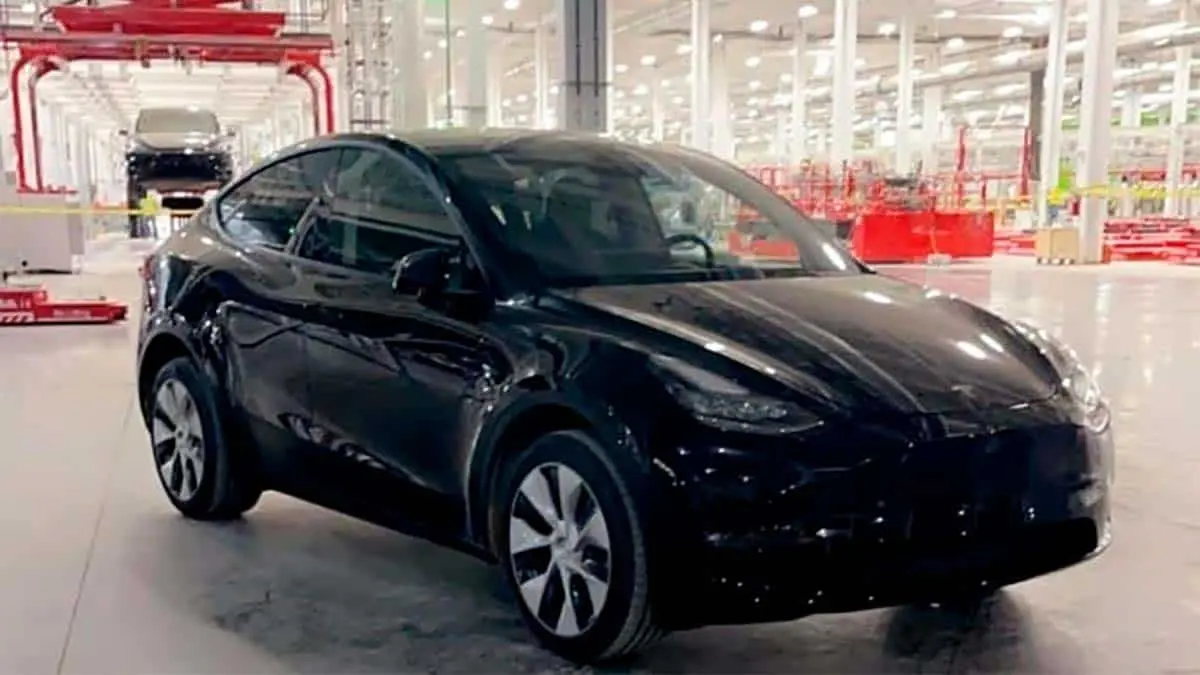 Foto de una de las primeras unidades fabricadas del Tesla Model Y en la Gigafactory de Texas
