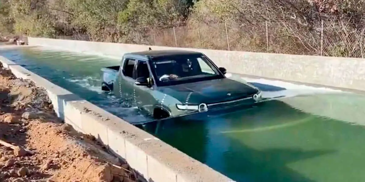 Rivian R1T bajo el agua