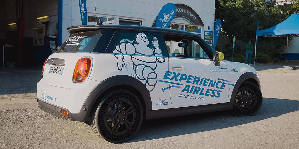 Neumaticos-Michelin-Uptis-sin-aire_prueba-Mini-Electric_IAA-Mobility-2021