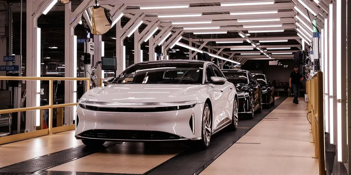 Primeros-vehiculos-Lucid-Air-clientes-fabricados