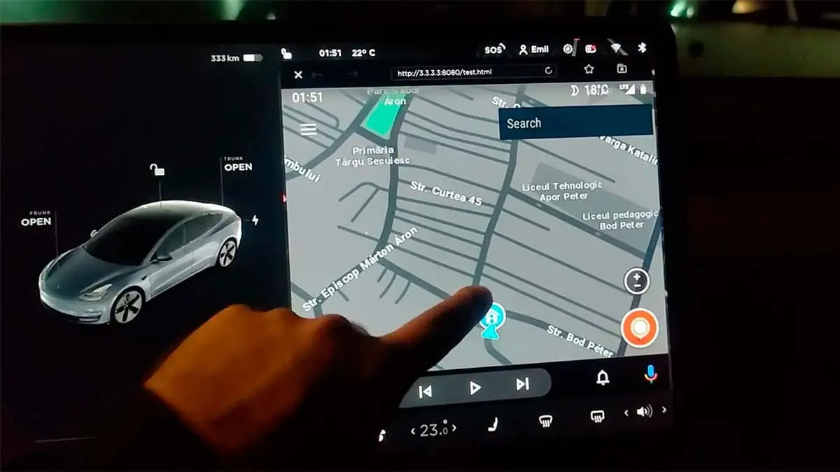 Foto de Android Auto funcionando en un coche Tesla