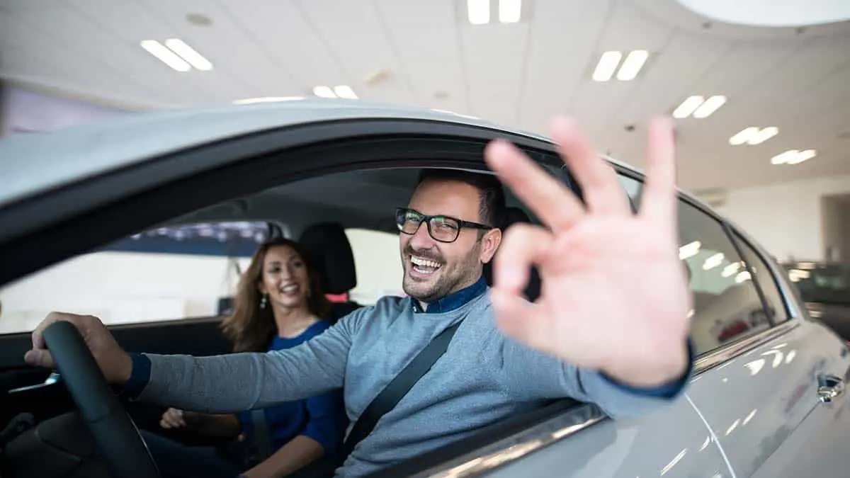Cliente feliz al comprar un coche