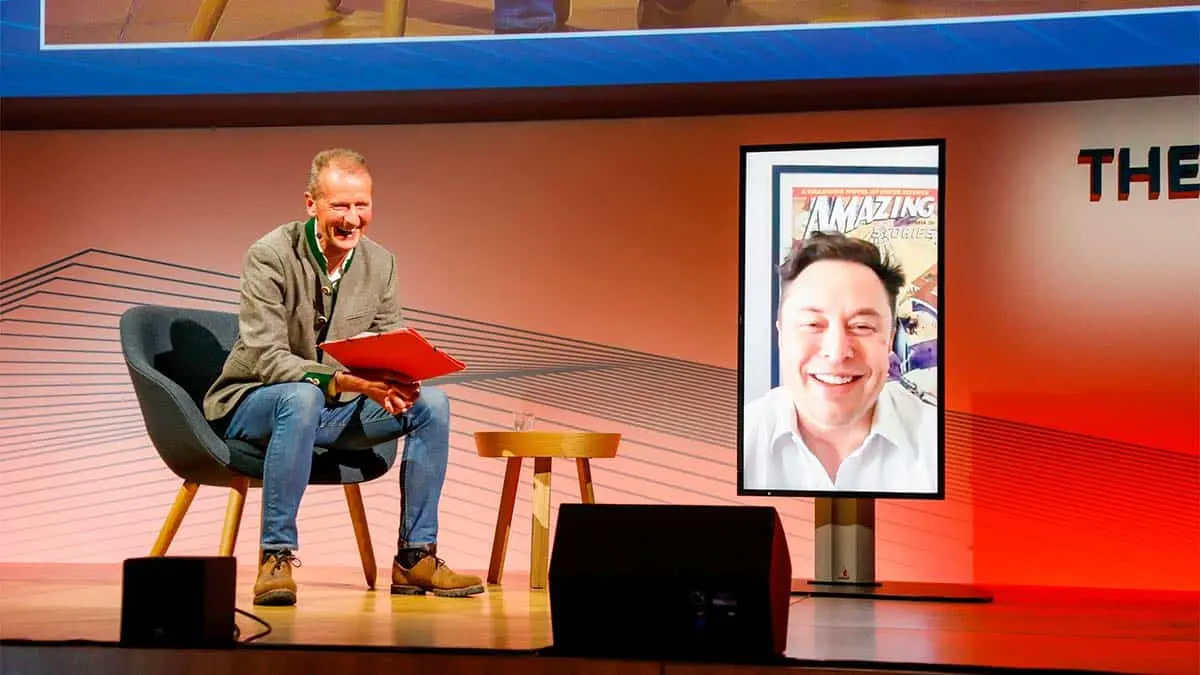 Elon Musk participando por videoconferencia en la reuni&oacute;n interna de Volkswagen